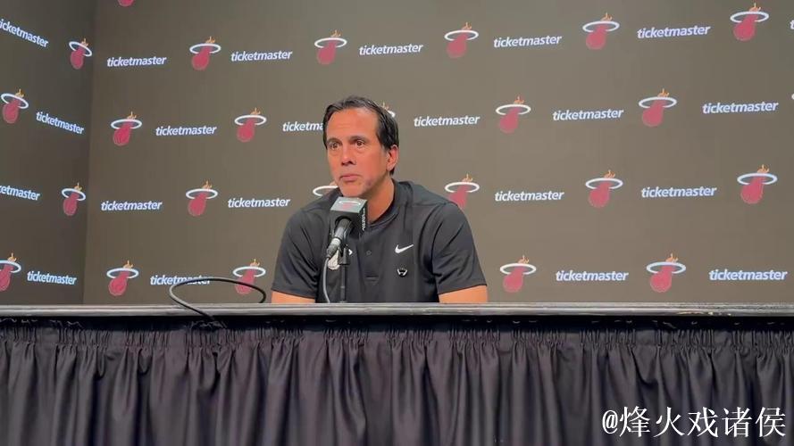 斯波谈鲍威尔:他的表现有目共睹,作为进攻球员他非常全能 斯波谈鲍威尔:他的表现有目共睹,作为进攻球员他非常全能